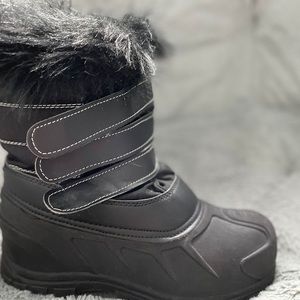 Kids size 5 ski boots rubber & insulation material to keep warm. Ski winter kids